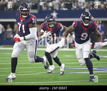 Arlington, Stati Uniti. 11th Dec, 2022. Houston Texans Damion Pioerce corre dietro blocchi contro i Dallas Cowboys durante la loro partita NFL all'AT&T Stadium di Arlington, Texas, domenica 11 dicembre 2022. Foto di Ian Halperin/UPI Credit: UPI/Alamy Live News Foto Stock