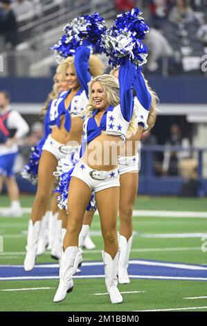 Arlington, Stati Uniti. 11th Dec, 2022. I Dallas Cowboys Cheerleaders si esibiscono durante la partita dei Cowboys e degli Houston Texans NFL all'AT&T Stadium di Arlington, Texas, domenica 11 dicembre 2022. Foto di Ian Halperin/UPI Credit: UPI/Alamy Live News Foto Stock
