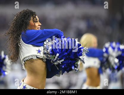 Arlington, Stati Uniti. 11th Dec, 2022. I Dallas Cowboys Cheerleaders si esibiscono durante la partita dei Cowboys e degli Houston Texans NFL all'AT&T Stadium di Arlington, Texas, domenica 11 dicembre 2022. Foto di Ian Halperin/UPI Credit: UPI/Alamy Live News Foto Stock