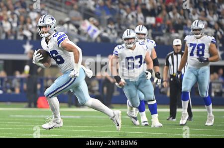 Arlington, Stati Uniti. 11th Dec, 2022. I Dallas Cowboys Dalton Schutlz si scontrano con gli Houston Texans durante la loro partita di NFL all'AT&T Stadium di Arlington, Texas, domenica 11 dicembre 2022. Foto di Ian Halperin/UPI Credit: UPI/Alamy Live News Foto Stock