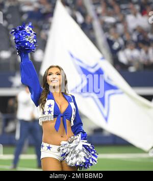 Arlington, Stati Uniti. 11th Dec, 2022. I Dallas Cowboys Cheerleaders si esibiscono durante la partita dei Cowboys e degli Houston Texans NFL all'AT&T Stadium di Arlington, Texas, domenica 11 dicembre 2022. Foto di Ian Halperin/UPI Credit: UPI/Alamy Live News Foto Stock