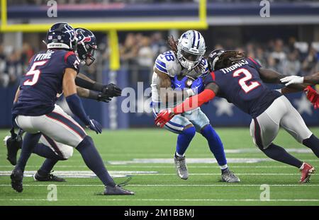 Arlington, Stati Uniti. 11th Dec, 2022. I Dallas Cowboys CeeDee Lamb Gerts avvolti dalla difesa texana di Houston durante la loro partita NFL all'AT&T Stadium di Arlington, Texas, domenica 11 dicembre 2022. Foto di Ian Halperin/UPI Credit: UPI/Alamy Live News Foto Stock