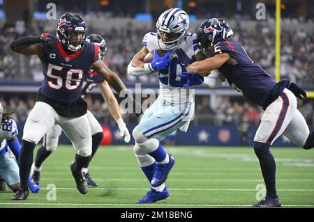 Arlington, Stati Uniti. 11th Dec, 2022. Dallas Cowboys Tony Pollard viene affrontato da Houston Texans Jalen Pitre durante la loro partita NFL all'AT&T Stadium di Arlington, Texas, domenica 11 dicembre 2022. Foto di Ian Halperin/UPI Credit: UPI/Alamy Live News Foto Stock
