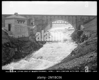 Wachusett Department, Wachusett Dam, estremità superiore del canale dei rifiuti (confrontare con i nn. 6224 e 6862); Lightning Arrester Chamber in background, Clinton, Mass., 1 aprile 1914 , acquedotto, dighe, versamenti Foto Stock