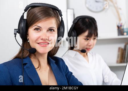 Assistenti di vendita lavorando con i computer in un ufficio Foto Stock