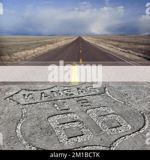 Un mito americano, una delle primissime autostrade federali ad essere create negli Stati Uniti d'America. La Route 66 è l'iconica strada degli Stati Uniti Foto Stock