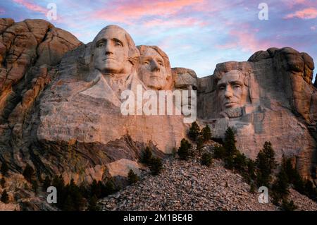 Monte Rushmore mattina come il sole comincia ad illuminare la montagna. Foto Stock