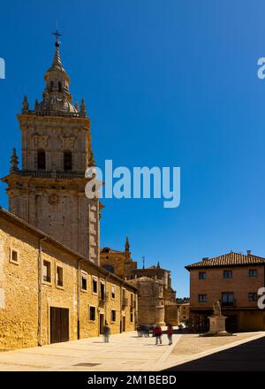 Vista sulla strada El Burgo de Osma con campanile della Cattedrale dell'Assunzione Foto Stock