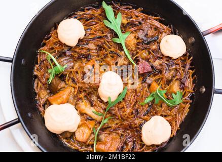 Fideua, cucina spagnola. Vista dall'alto Foto Stock