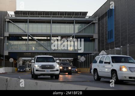 Le auto entrano negli Stati Uniti al San Ysidro Point of Entry da Tijuana, sabato 10 dicembre 2022, a San Diego. Foto Stock