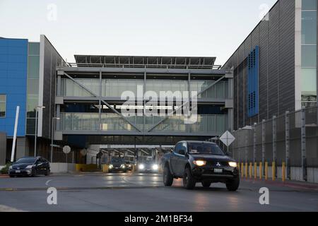 Le auto entrano negli Stati Uniti al San Ysidro Point of Entry da Tijuana, sabato 10 dicembre 2022, a San Diego. Foto Stock