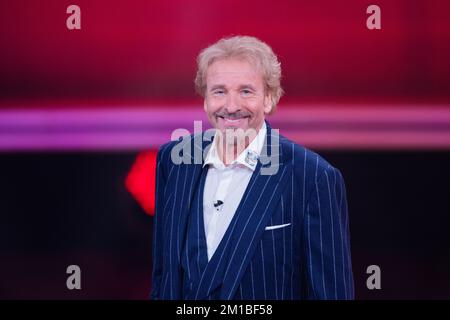 11 dicembre 2022, Renania settentrionale-Vestfalia, Hürth: Thomas Gottschalk, presentatore, è in studio per la rassegna annuale di RTL 'People, Images, Emotions 2022'. Foto: Rolf Vennenbernd/dpa Foto Stock