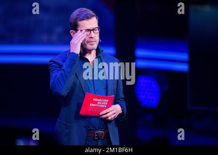 11 dicembre 2022, Renania settentrionale-Vestfalia, Hürth: Karl-Theodor zu Guttenberg, presentatore, è in studio per la rassegna annuale di RTL 'People, Images, Emotions 2022'. Foto: Rolf Vennenbernd/dpa Foto Stock