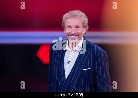 11 dicembre 2022, Renania settentrionale-Vestfalia, Hürth: Thomas Gottschalk, presentatore, è in studio per la rassegna annuale di RTL 'People, Images, Emotions 2022'. Foto: Rolf Vennenbernd/dpa Foto Stock