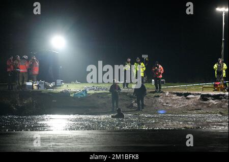 Babbs Mill Park, Solihull, 11 dicembre 2022. I subacquei della polizia del Nottinghamshire sono arrivati e stanno cercando il lago Babbs Mill per 2 persone che sono ancora scomparse dopo che altre 4 sono state salvate dopo essere cadute nel sottile ghiaccio la domenica sera. Il subacqueo ha regolarmente ricoperto di erbacce verdi, che illustrano le difficili condizioni di lavoro. La polizia delle Midlands occidentali aveva usato un drone subacqueo per cercare di localizzare i dispersi. I vigili del fuoco e le ambulanze con squadre di soccorso idrico specializzate sono ancora sul posto vicino a Fordbridge Road, Kingshurst, Solihull, Inghilterra. Credito: Interrompi stampa Media/Alamy L Foto Stock