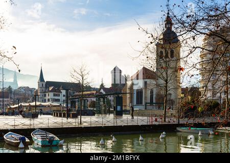 Annecy, Francia - 30 dicembre 2021: Case pittoresche sulle rive del canale di Tew in Annecy. Francia Foto Stock