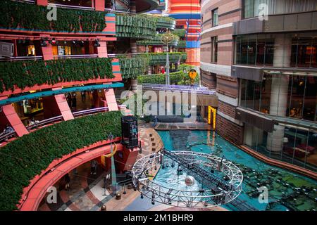 Novembre 13th 2022, Fukuoka, Giappone. Il centro commerciale Canal City Hakata la domenica. Foto Stock