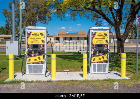 Due caricabatterie NRMA trizio, a due veicoli elettrici (EV) nella strada principale della città Outback del New South Wales di Brewarrina in Australia Foto Stock