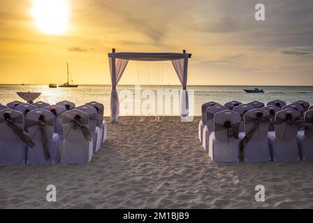 Matrimonio in idilliaco spiaggia caraibica al tramonto ad Aruba, Antille olandesi Foto Stock