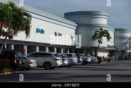 St Petes Beach, Florida, Stati Uniti. 2022. Esterno del complesso commerciale di St Pete's Beach Florida USA. Parcheggio. Foto Stock