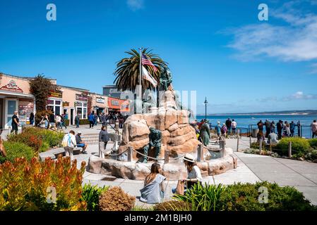 Cannery Row Monumento sulla costa con mare e cielo blu sullo sfondo Foto Stock