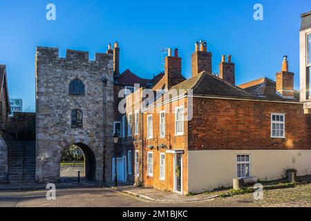 Westgate Street e Westgate Hall, parte delle mura medievali della città vecchia di Southampton, Hampshire, Inghilterra. Foto Stock