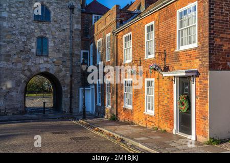 Westgate Street e Westgate Hall, parte delle mura medievali della città vecchia di Southampton, Hampshire, Inghilterra. Foto Stock