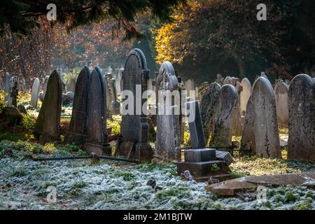 Lapidi del 19th ° secolo su tombe a Southampton Old Cemetery durante una mattinata gelida nel dicembre 2022, Southampton, Hampshire, Inghilterra, Regno Unito Foto Stock
