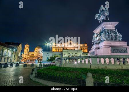 Cattedrale di St Alexander Nevski a Sofia e Assemblea Nazionale di notte, Bulgaria Foto Stock