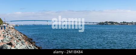 Vista in lontananza del Ponte Coronado sulla baia di San Diego in estate Foto Stock