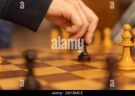 Mano pedina mobile figura sulla scacchiera portatile, sfondo bianco,  effetto di sfocatura Foto stock - Alamy