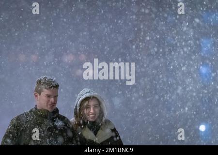 Londra, Regno Unito. 11th dicembre 2022. UK Weather: Nevicate su London Bridge come l'Ufficio MET emette avvertimenti gialli da domenica. Questa settimana ci si aspetta anche un'interruzione del viaggio, con le previsioni di temperature che si manteranno ben al di sotto del congelamento durante la notte e fino a 10cm km di neve nel sud-est dell'Inghilterra. Credit: Guy Corbishley/Alamy Live News Foto Stock