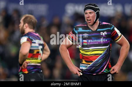 Swansea, Regno Unito. 11th Dec, 2022. Adam la barba degli Ospreys guarda sopra. Heineken Champions Cup round 1, Pool B match, Ospreys contro Leicester Tigers presso lo stadio Swansea.com di Swansea, Galles del Sud, sabato 11th dicembre 2022. pic di Andrew Orchard/Andrew Orchard sports photography/Alamy Live news Credit: Andrew Orchard sports photography/Alamy Live News Foto Stock