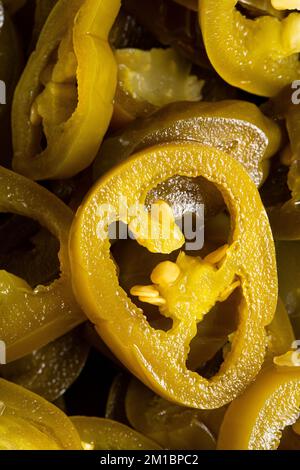 La consistenza dei peperoni jalapeno verdi tritati come sfondo. Uno shot vicino di peperoni jalapeno messicani tritati. Foto macro. Peperoni Jalapeno molto cl Foto Stock