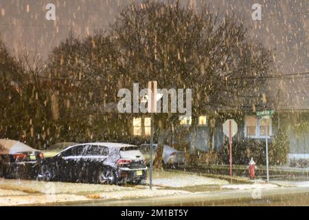 Fair Lawn, Stati Uniti. 11th Dec, 2022. La prima neve della stagione cade in Fair Lawn, New Jersey, il 11 dicembre 2022. (Foto di Kyle Mazza/Sipa USA) Credit: Sipa USA/Alamy Live News Foto Stock