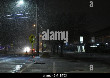 Fair Lawn, Stati Uniti. 11th Dec, 2022. La prima neve della stagione cade in Fair Lawn, New Jersey, il 11 dicembre 2022. (Foto di Kyle Mazza/Sipa USA) Credit: Sipa USA/Alamy Live News Foto Stock