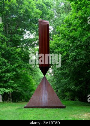 New Windsor, NY - USA - 9 agosto 2015 Vista del Barnett Newman's Broken Obelisk, 1963-1967 (Exhibition Copy 2005) situato nel Storm King Art Center, a 500 Foto Stock