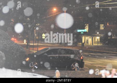 Fair Lawn, Stati Uniti. 11th Dec, 2022. La prima neve della stagione cade in Fair Lawn, New Jersey, il 11 dicembre 2022. (Foto di Kyle Mazza/Sipa USA) Credit: Sipa USA/Alamy Live News Foto Stock