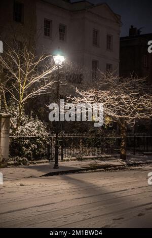 Londra, Regno Unito. 11th Dec, 2022. Snow envelope Chiswick Mall e High Road, noleggio biciclette in discarica. La neve cade a Londra e copre Chiswick Mall, St Peter's Square e Chiswick High Road. Le biciclette a noleggio di calce Uber si trovano scartate e gli snowmen spuntano ovunque. Credit: Peter Hogan/Alamy Live News Foto Stock