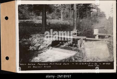 Weir sotto la diga del bacino del mulino di Pepper su Beaver Brook, Ware, Mass., 10:15:00 AM, maggio 1, 1936 , stazioni di ruscello, acquedotto, immobiliare, ruscelli, condizioni igienico-sanitarie degli spartiacque, inondazioni eventi naturali, dighe strutture idrauliche, strami Foto Stock