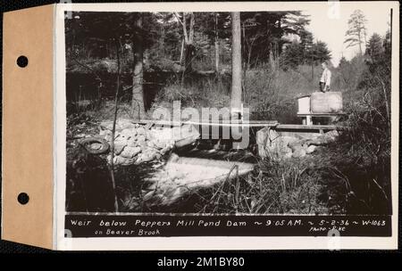 Weir sotto la diga del bacino del mulino di Pepper su Beaver Brook, Ware, Mass., 9:05:00 AM, maggio 2, 1936 , stazioni di ruscello, acquedotto, immobiliare, ruscelli, condizioni igienico-sanitarie degli spartiacque, inondazioni eventi naturali, dighe strutture idrauliche, strami Foto Stock