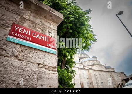 Immagine di un minareto della nuova moschea di Eminonu, nella parte europea di Istanbul, la più grande città della Turchia. La Yeni Cami, o Nuova Moschea, è un otto Foto Stock