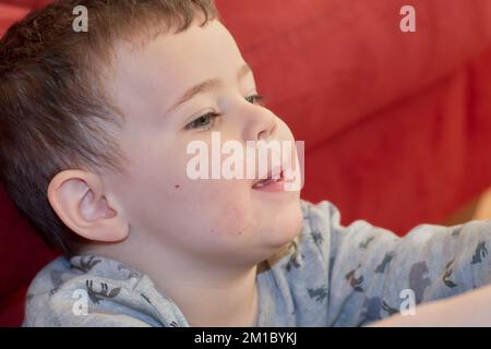 ritratto di un giovane ragazzo espressivo a casa Foto Stock