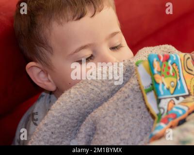 ritratto di un giovane ragazzo espressivo a casa Foto Stock