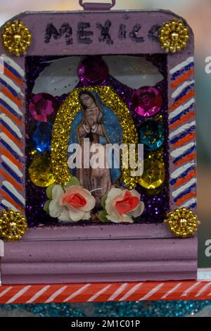 tin o alluminio figura della vergine maria, figura religiosa, messico souvenir Foto Stock