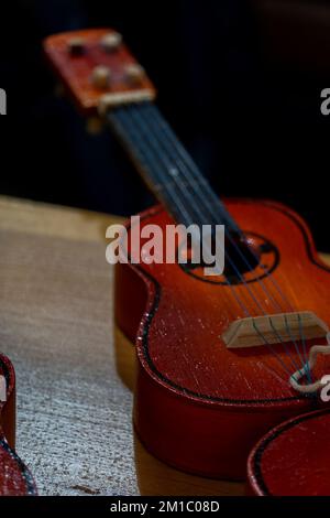 chitarra giocattolo in legno, chitarra giocattolo tradizionale messicana, messicana Foto Stock