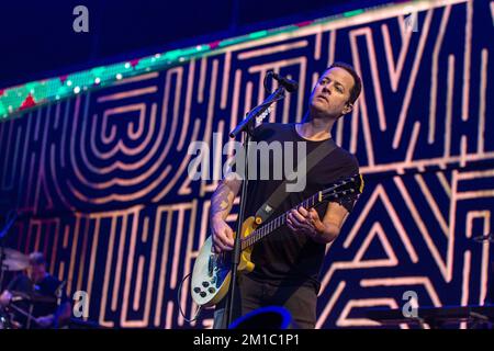 Inglewood, Stati Uniti. 10th Dec, 2022. Tom Linton di Jimmy Eat World durante il Natale quasi acustico KROQ al Kia Forum il 10 dicembre 2022, a Inglewood, California (Foto di Daniel DeSlover/Sipa USA) Credit: Sipa USA/Alamy Live News Foto Stock