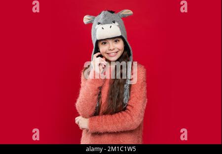 maglieria a cappello con risvolto per l'orecchio. modello bambino sorridente in berretto con risvolto per l'orecchio. bambino adolescente in cappello Foto Stock