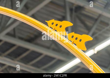 imbarcazione di carta in un tubo di metallo in giallo, sfondo cornice di metallo messico Foto Stock