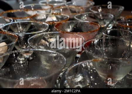 Wineglass sul tavolo. Vetreria. Bicchieri martini vuoti sul tavolo. Foto Stock